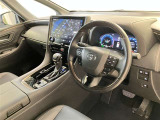 運転席周りのレイアウトをご覧ください。ナビゲーションが綺麗に装着されすっきり収まってますね!