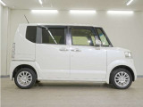 リアには左右スライドドアを採用。狭い駐車場でも開閉しやすく、強風の日でもドアが煽られにくくなっております。小さなお子さまやご年配の方も安心して乗り降りできます。