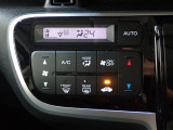 運転席からも手が届きやすく、操作しやすい空調コントロールパネル。オートエアコンなので操作の煩わしさが無くオールシーズン快適にドライブできます。快適空間で運転に集中できますね。