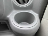 小物入れにもなるドリンクホルダーが両側付いて便利です