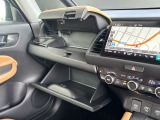 各シートには様々な収納や快適装備があり、どちらのシートに座っても快適なドライブをお楽しみいただけます♪