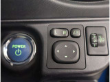 お車のキーはスマートキーです。キーを身につけた状態で車に近づき、ドアロックの解錠や施錠操作が出来ます。雨の日など両手がふさがっている時など、とっても便利ですね。