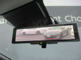 スマートルーミラー装備車両後方のカメラ映像をミラ-面に映し出すので、車内の状況や、天候などに影響されにくく、よりクリアな後方視界が得られます。