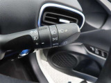 スイッチをオートに設定しておけば、車外の明るさに応じて自動的にヘッドランプを点灯・消灯します。夕暮れ時やトンネルの続く山道などを走行する時に便利なコンライトを装備しています。