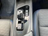 手のひらで包むようにして手首を軽く動かすだけでシフトできるマウス感覚の電制シフト!