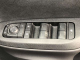 パワーウィンドのスイッチです。運転席に座りながら、助手席や後席の窓を開け閉めできるので大変便利ですよ。