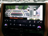 パノラミックビューモニター付きです。車両を上から見たような映像をディスプレイオーディオ画面に表示。運転席からの目視だけでは見にくい、車両周辺の状況をリアルタイムでしっかり確認できます。