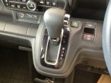 ワンアクションでスムーズな運転を支援する、エレクトリックギアセレクターに、パーキングブレーキは、電子制御パーキングブレーキです。