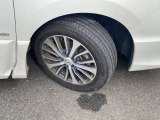 純正アルミ付き!タイヤの溝はまだありますが、実車確認の際にご確認くださいませ。ご希望あればタイヤの交換も承っております。