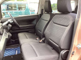 乗り降りしやすい形状のフロントシートです。運転席と助手席にシートヒーターが付いています。