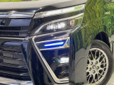 【LEDヘッドライト】悪天候や夜間走行時も良好な視界を確保し安心して運転できる高輝度LEDヘッドライトを装備!点灯速度が早く、消費電力も抑えられています。