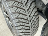 安全に走行するためには空気圧の確認をはじめ溝の深さ、ひび割れの等の点検が必要です。点検時に交換が必要と判断した場合は交換いたします。