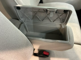 【アームレストコンソール】すぐに取り出せる便利なスペース。スマート収納ですっきり快適な車内に。
