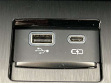 こちらのクルマはUSB接続コネクタも装備されています♪スマホの充電などにお使い下さい。ご旅行中での充電切れも、これなら心配いりませんね!
