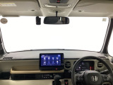 フロントガラスが大きく、ワイドな視界で運転もしやすくなるように設定されています。
