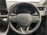快適な操作性の運転席、ハンドルも綺麗に清掃済みです!もちろん安全を守るエアバッグも装備しているので安心してお乗りいただけます(^^)