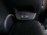 こちらに、後部座席のかたが使えるUSBポートがあります♪