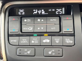 【オートエアコン】一度お好みの温度に設定すれば、車内の温度を検知し風量や温度を自動で調整。暑い&hellip;寒い&hellip;と何度もスイッチ操作をする必要はありません。快適な車内空間には必須の機能ですね♪