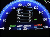 統一感のある洗練されたデザインのインパネ。操作パネルもドライバーを中心とした配置です。