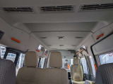 車内上部にも手摺りが付いているので車内で移動する際も安心です。