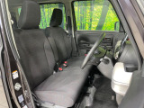 運転席まわりには十分なスペースがあり、大柄な方でもゆったり運転していただける環境です。