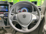 インテリアに合わせたデザインのステアリングは、運転される方のことも考え、運転しやすい形状、大きさです。是非一度、実際に触ってお確かめください。