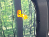 【ブラインドスポットモニター】走行中、ドアミラーの死角になりやすい箇所に後続車が接近するとサイドミラーのレンズに警告を表示!ドライバーに注意喚起をしてくれます。