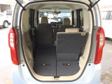 後席は分割可倒式で、用途に合わせてアレンジ可能。荷物の量や乗車人数に応じて柔軟に使える便利なシートです。