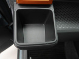 カップホルダーは運転席や助手席からちょうど手の届く位置です!!