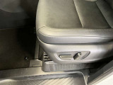 自分にぴったりのポジショニングで運転快適、パワーシート装着車。