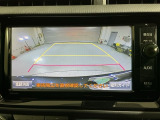 リバースギアに入れるだけで後方の表示へ切り替わります。夜間や雨の日の駐車も楽になりますよ。