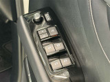 【パワーウィンドウ集中スイッチ】運転席のパワーウィンドスイッチ位置には運転以外の窓の開閉・ロック機能も付いています