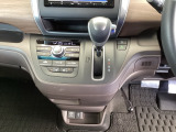 足元スッキリ、インパネシフトです。パーキングブレーキはフットブレーキタイプなので、運転席と助手席の間がスッキリしています。