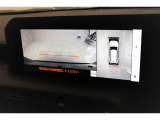 【全方位カメラ】 車の前後左右に取り付けられたカメラで、視線やバックモニターでは死角となる前方や真横も確認できます。狭い駐車スペースもスムーズに駐車できます。