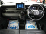 運転にかかわる様々な操作を安全に行えるように視点移動が少なく、操作性に配慮されたスイッチ類が凝縮されたコクピットです。