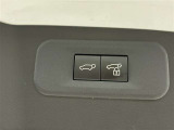 両手が荷物で塞がっている時にはコレ!パワーバックドアで開閉ラクラクです。バックドアに手が届かない時も、リモコンで開閉の操作が可能です。もちろん、荷物もたっぷり積めます。