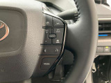 前方の車との車間を設定し、スピードを上げたり緩めたりを自動で行ってくれる追尾式の「レーダークルーズ」。上級装備の一つです!高級車にしかつかない嬉しい機能です。