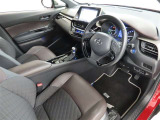 シンプルで使いやすいデザインの運転席です。