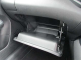 大容量のグローブボックスです。車検証などが収納できます。