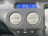 【オートエアコン】一度お好みの温度に設定すれば、車内の温度を検知し風量や温度を自動で調整。暑い&hellip;寒い&hellip;と何度もスイッチ操作をする必要はありません。快適な車内空間には必須の機能ですね♪