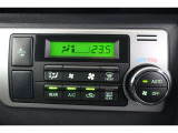 ★エアコンはオートタイプが装着済みです!オートモードにしておけば、車内温度を設定するだけで風の料や吹き出し口の切り替えを機械が行ってくれます!一年中快適な環境を作れますよ♪