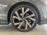 225/40R18インチタイヤにR-line 専用アルミホイールを装着。