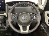 ハンドルにHondaセンシング系のクルーズコントロールやレーンキープアシストなどのスイッチと、オーディオの操作スイッチが装備されています。ハンドルから手を離さず安全に操作できます。