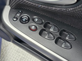 各席のパワーウインドウを手元で操作可能。使い勝手の良い設計です。