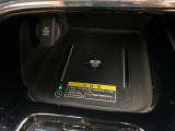 【ワイヤレス充電】車のワイヤレス充電は、スマートフォンを充電パッドに置くだけで簡単に充電できる便利な機能です。ケーブルが不要なので車内がすっきりし、運転中でも安全に使えます。