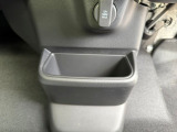 運転席と助手席間の足もとに収納ケース、アクセサリーソケットを装備♪