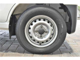 タイヤサイズは145/80R12です。