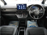 運転にかかわる様々な操作を安全に行えるように視点移動が少なく、操作性に配慮されたスイッチ類が凝縮されたコクピットです。