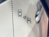 【ブラインドスポットモニター】走行中、ドアミラーの死角になりやすい箇所に後続車が接近するとサイドミラーのレンズに警告を表示!ドライバーに注意喚起をしてくれます。