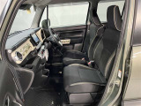 助手席側から見た車内の画像です。使い勝手の良い装備が整う上質な空間が広がっています。シートも快適で乗る人に安心感を与えます。
